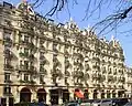 Hôtel Plaza Athénée au no&nbsp;25.