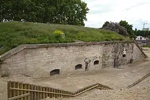 Bastion no&nbsp;1, vu depuis la pente au-dessous du boulevard Poniatowski.