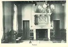 Photographie du parloir du lycée à la fin du XIXe&nbsp;siècle, laissant voir une grande cheminée sculptée.
