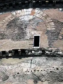  deux arcs de briques insérés dans la paroi en briques