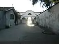 Ruelle depuis la Cathédrale avec au fond le marché du 18 juillet.