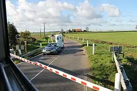 Passage à niveau à quatre demi-barrières vu d'un train (Estouteville-Écalles, ligne Rouen&nbsp;– Amiens).