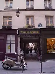 Le passage Molière s'ouvre au no 82.