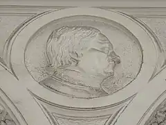 Visage de Clisson, de profil, sculpté en bas-relief en stuc blanc
