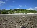 Nukuloa vue depuis Nukula'ela'e à marée basse, où il est possible de traverser et d'aller d'un îlot à l'autre.