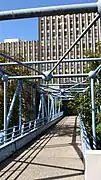 Passerelle au-dessus de la rue de Sébastopol reliant le centre à la place Clément.
