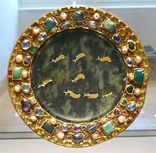 Patène de serpentine aux poissons IXe&nbsp;siècle.