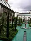 Le patio et le jardin à l'andalouse avec jets d'eau et perrons.