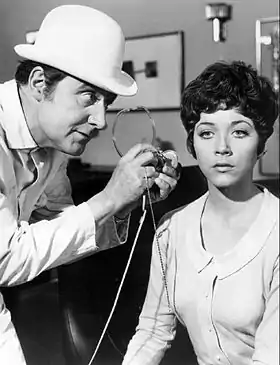 Patrick MacNee (John Steed) et Linda Thorson (Tara King) dans la série.
