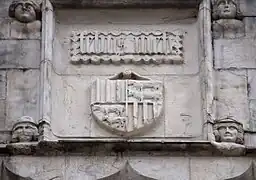 Photographie en couleurs d'un château avec l'inscription « FEBUS ME FE ».