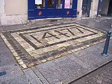 Année « 1477 » inscrite dans les pavés situés devant le n°30 de la Grande rue.