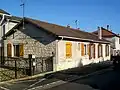 Pavillon ouvrier pour deux familles, de 1926, rue de la Cartoucherie (sept exemplaires). Un modèle similaire existe dans la rue Charles-Gabel, prévu pour quatre familles (trois exemplaires).
