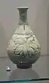 Bouteille en forme de perle. XVe&nbsp;siècle. Grès buncheong, barbotine au pinceau gravée, glaçure. V & A