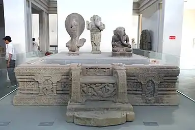 Piédestal du yoni-liṅga, Mỹ Sơn, tour-sanctuaire E1, début VIIIe&nbsp;siècle, Quảng Nam. Réemploi ?