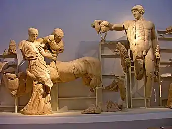 Fronton ouest. Hippodamie (épouse de Pirithoos) et le centaure Eurithion, Pirithoos et Apollon.