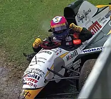 Vue centrée sur le cockpit d'une Lotus 107C accidentée