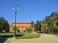La façade principale vue de la Piazza Bonavino.