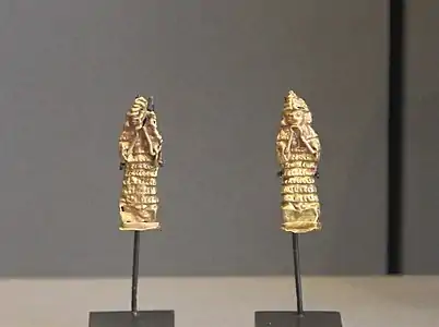 Deux petites pendeloques en or représentant la déesse protectrice Lam(m)a. Début du IIe&nbsp;millénaire&nbsp;av. J.-C. Musée du Louvre.