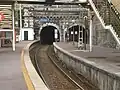 Le quai de la gare vu en direction et le tunnel de Portugalette de Bilbao