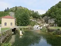 La centrale hydroélectrique et les conduites d'amenée.