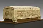 Sarcophage issu d'un atelier de sculpture étrusque de « Perugia ». Artéfact funéraire ouvragé en pietra arenaria et attribué à la fin du VIe&nbsp;siècle&nbsp;av. J.-C. (-510 / -500).