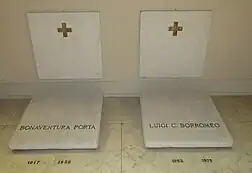 Tombeau de Mgr Borromeo à côté de celui de son prédécesseur, Bonaventura Porta.