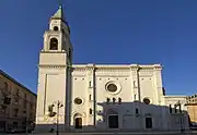 Façade, portail et campanile.