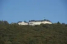 L'hôtel Petersberg vu d'en bas du mont.