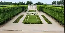 Jardin à la française au centre, rangées d'arbres de chaque côté, Pavillon au fond.
