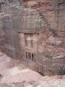 Un monument sculpté dans la roche vu d'en haut.