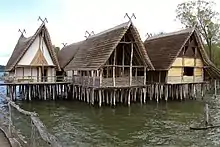 Habitat palafittique sur pilotis de l'âge du bronze, reconstitué au nord-ouest du lac.