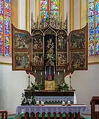 Maître-Autel de l'église Pfarrkirche Pfarrwerfen&nbsp;(de) Saint-Cyriaque. Plusieurs maîtres anonymes, Vierge à l'enfant vers 1500, reliefs vers 1560-1580. Etat actuel de 1865.