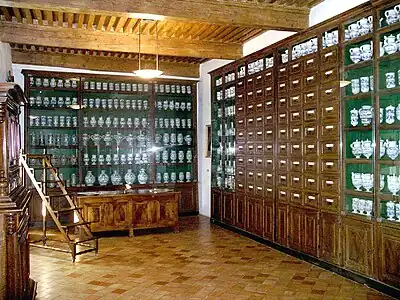 Meuble et pots de la pharmacie de l'hôpital de Pont-Saint-Esprit.