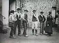 Langonnet : gens du pays dans la cour de l'auberge (photographie de Philippe Tassier, début XXe&nbsp;siècle).