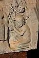 Détail d'un linteau khmer, trouvé au Prasat Hin Phimai, style d'Angkor Vat, XIIe&nbsp;siècle : dévot écoutant l'enseignement de Bouddha