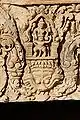 Détail d'un linteau khmer, trouvé au Prasat Bai Baek, style du Baphuon, XIe&nbsp;siècle : Vishnou sur Garuda, surmontant un Kala.