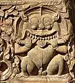 Détail d'un linteau représentant un singha. Style d'Angkor Vat, XIIe&nbsp;siècle. Trouvé au Prasat Hin Phimai