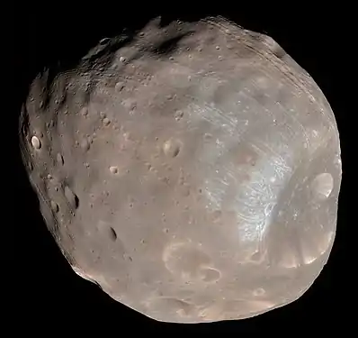 Le satellite Phobos de Mars vu le 23 mars 2008 à 6 800 km de distance par l'instrument HiRISE.