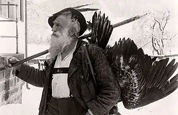 Leo Dorn avec un aigle abattu