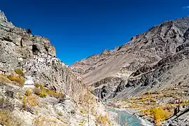 Le monastère de Phuktal au-dessus de la Tsarap River&nbsp;(en) dans le Ladakh.