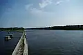 Le canal Piast s'écarte de la rivière Świna