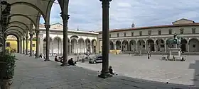 Place entourée de colonnades avec une statue équestre au centre