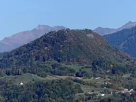 Le pic de l'Huile vu du Montraillant, au sud-ouest, avec en arrière-plan les sommets du massif de la Lauzière dont le Grand Arc à gauche.