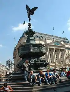 Shaftesbury Memorial&nbsp;(en) à Piccadilly Circus, Londres. C'est l'une des premières sculptures fondues en aluminium.