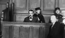 Bonny assis, l'air seul, dans son box