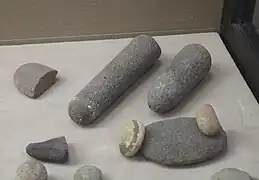Pierres polies du site de Mugharet el Wad (Israël), datées du Natoufien inférieur, v. -14500 à -13&nbsp;500 ;