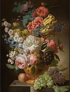 Nature morte de roses, tulipes, œillets et autres fleurs dans une urne sur un rebord en pierre, avec pêches et raisins, localisation inconnue.