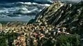 Le village accroché à la montagne