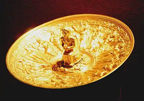 Patère gothe en or(trésor de Pietroasa, actuelle Roumanie, IVe ou Ve&nbsp;siècle)