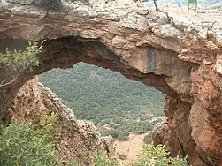 La Keshet Cave&nbsp;(en), une arche naturelle située sur une crête près de Nahal Betzet&nbsp;(en).